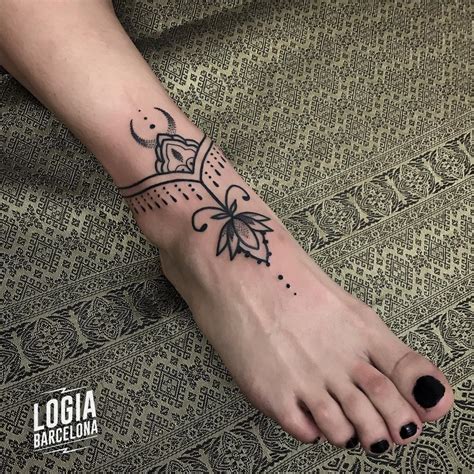 tatuajes en el pie para hombres|20 ideas originales de tatuajes en los pies: diseños tribales,。